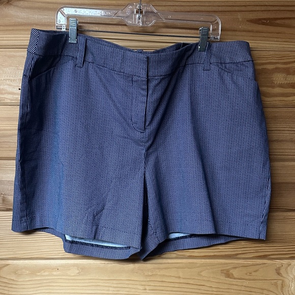 NWT - Lane Bryant Navy Pinstripe Shorts Size 20 - Picture 1 of 5